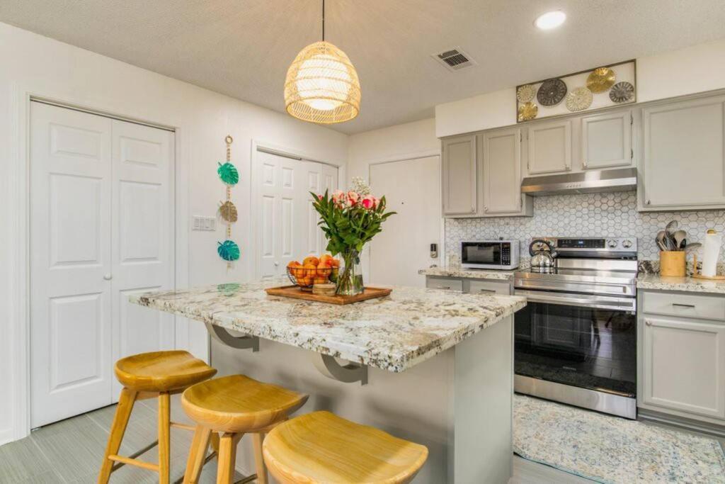 Villa Woodsy Retreat, Steps To Bay - Hot Tub! Gulf Breeze Exterior foto