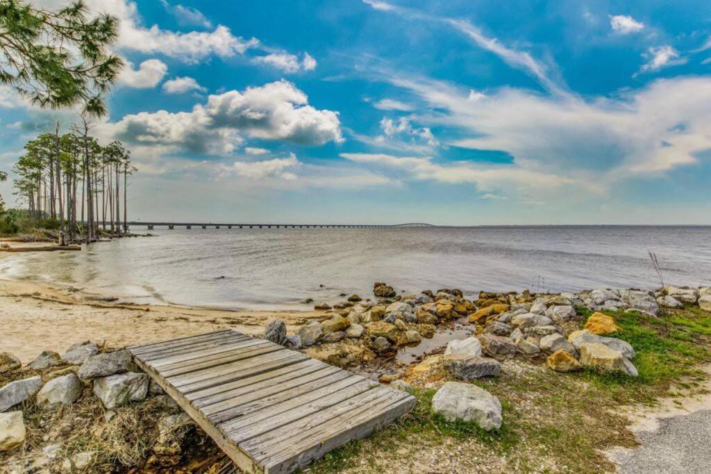Villa Woodsy Retreat, Steps To Bay - Hot Tub! Gulf Breeze Exterior foto