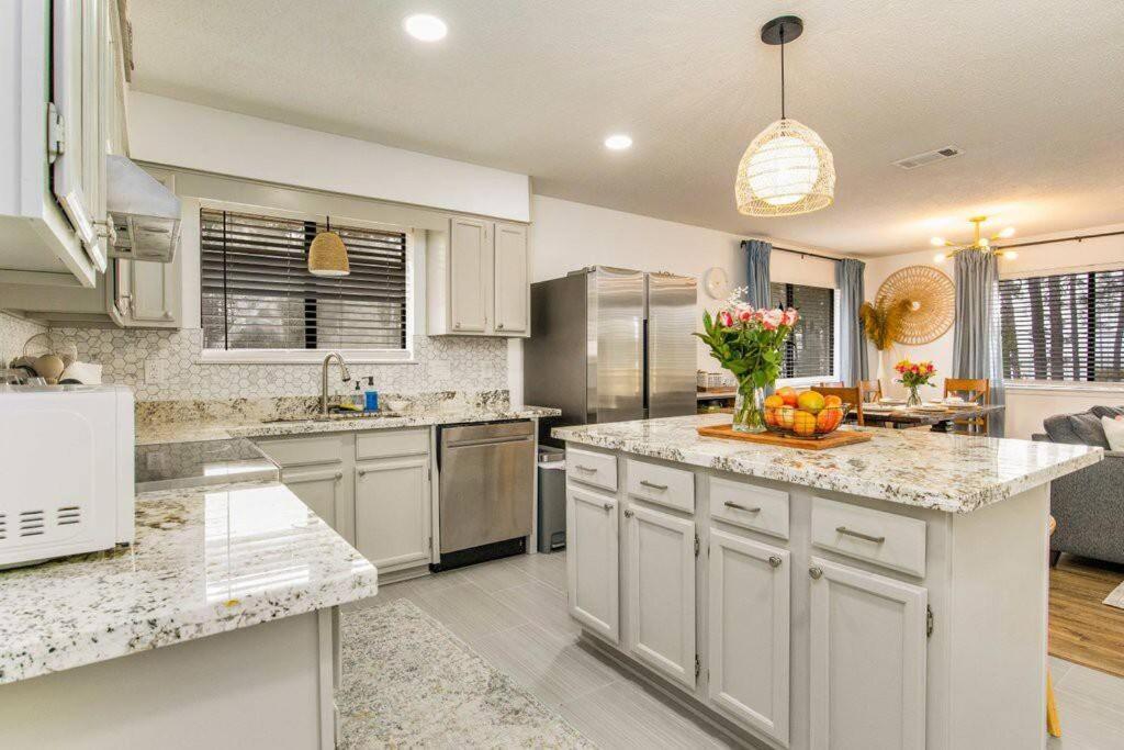 Villa Woodsy Retreat, Steps To Bay - Hot Tub! Gulf Breeze Exterior foto