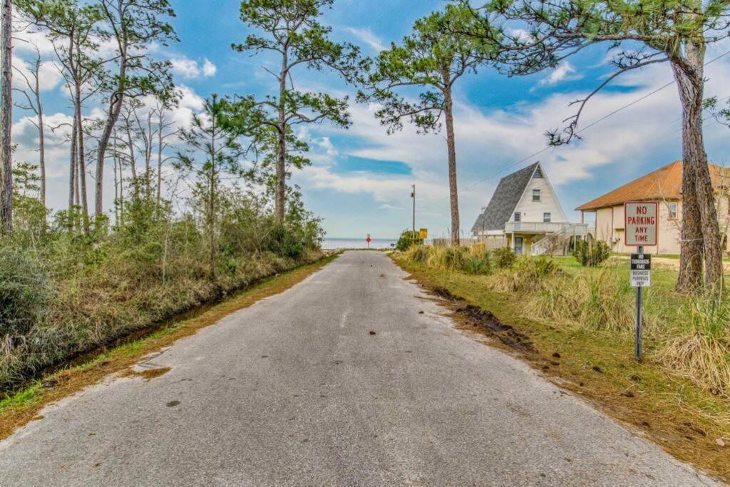 Villa Woodsy Retreat, Steps To Bay - Hot Tub! Gulf Breeze Exterior foto