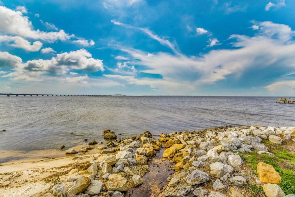 Villa Woodsy Retreat, Steps To Bay - Hot Tub! Gulf Breeze Exterior foto